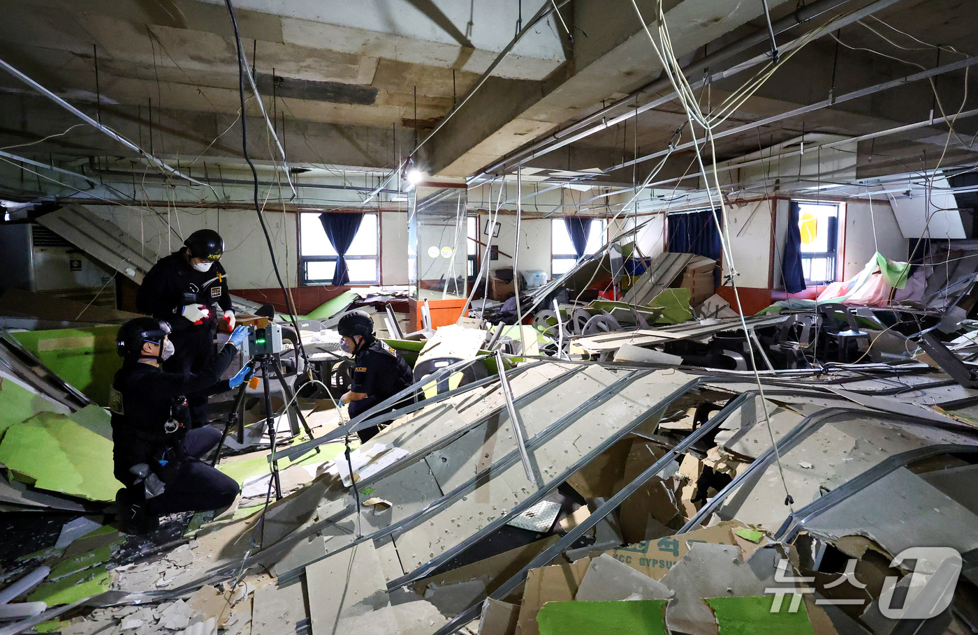 (대구=뉴스1) 공정식 기자 = 11일 오전 대구 북구 관음동 4층짜리 상가건물 2층 천장 마감재 낙하 사고 현장에서 국립과학수사연구원(국과수)과 경찰 등 관계자들이 합동 감식을 …