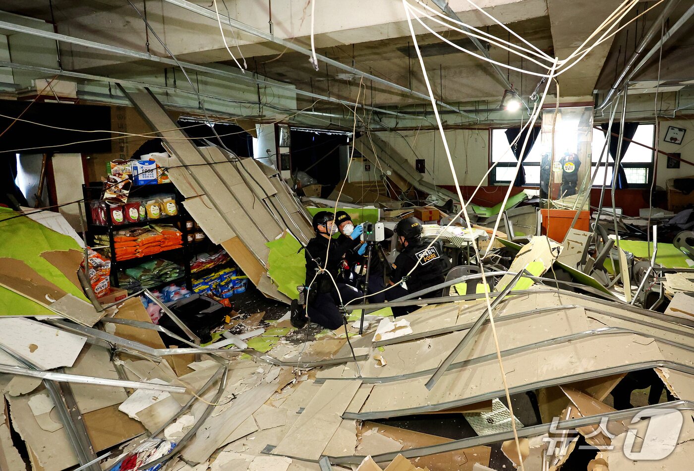 본문 이미지 - 11일 오전 대구 북구 관음동 4층짜리 상가건물 2층 천장 마감재 낙하 사고 현장에서 국립과학수사연구원(국과수)과 경찰 등 관계자들이 합동 감식을 진행하고 있다. 2026.10.11 ⓒ 뉴스1 공정식 기자