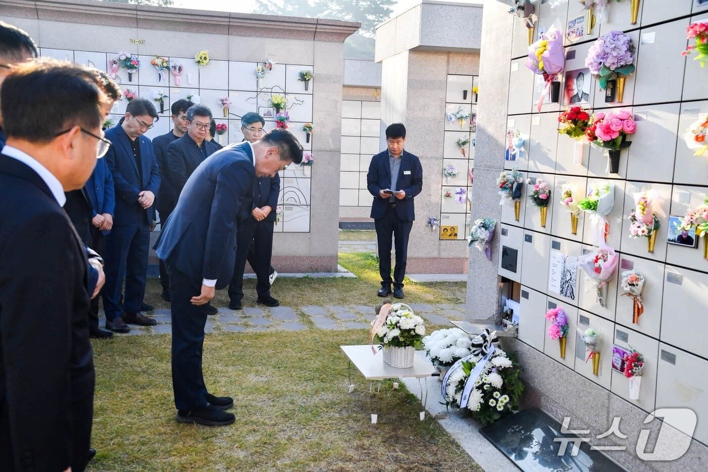 본문 이미지 -  전진선 경기 양평군수가 지난 10일 양평공설공원묘지에서 열린 정희철 전 단월면장 1주기 추도식에 참석한 모습.(전 군수 페이스북 갈무리. 재판매 및 DB 금지)/뉴스1
