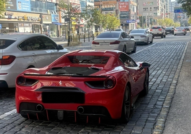 "페라리는 소중하니까"…유턴 차선에 떡 주차하고 떠난 차주