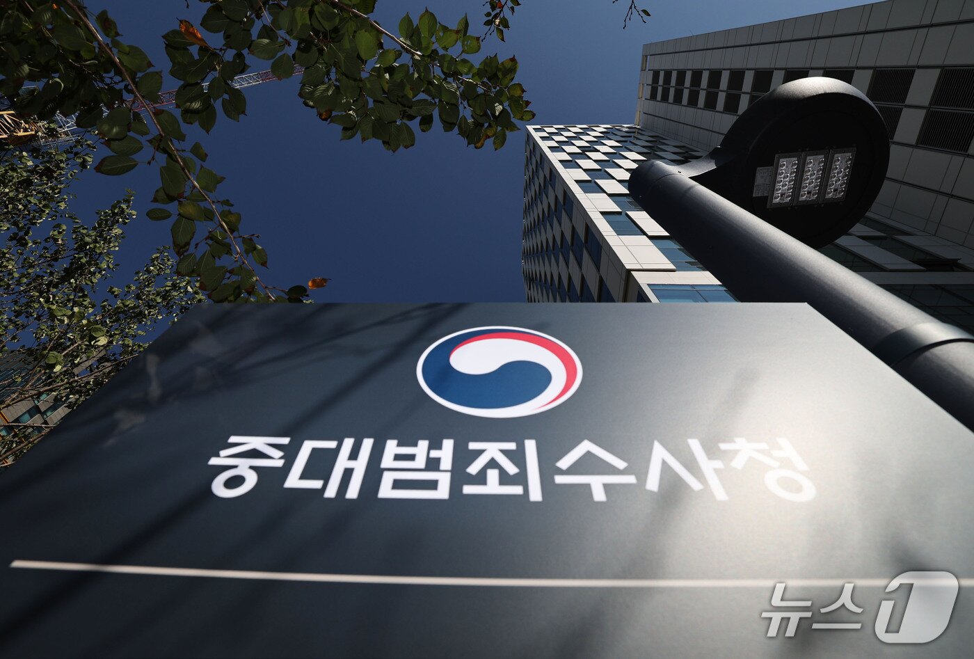 본문 이미지 - 윤호중 행정안전부 장관은 김지용 초대 중대범죄수사청장 후보자를 공개 비판해 온 임은정 광주지방중대범죄수사청장에 대한 감찰을 중수청에 지시하겠다고 밝혔다. 사진은 11일 서울 중구 중대범죄수사청 본청 모습. 2026.10.11 ⓒ 뉴스1 이종수 기자