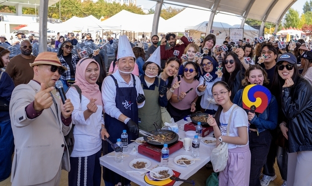 인삼 먹고 로봇 체험하고…증평인삼골축제 '전통+AI' 실험