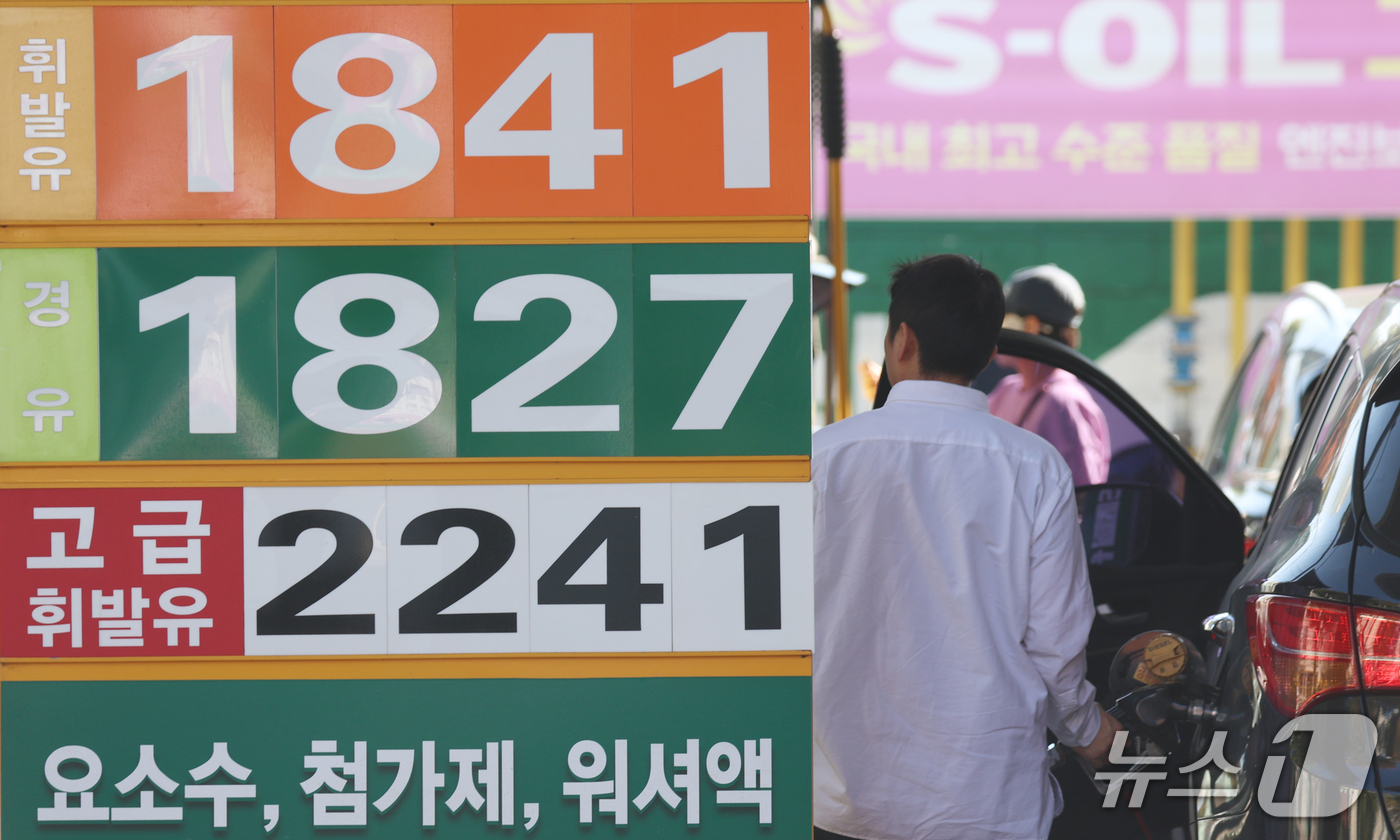 (서울=뉴스1) 김명섭 기자 = 전국 주유소 기름값이 지난주 대비 소폭 내리며 21주 연속 하락세를 이어갔다. 10일 한국석유공사 유가정보시스템 오피넷에 따르면 10월 첫째 주(1 …