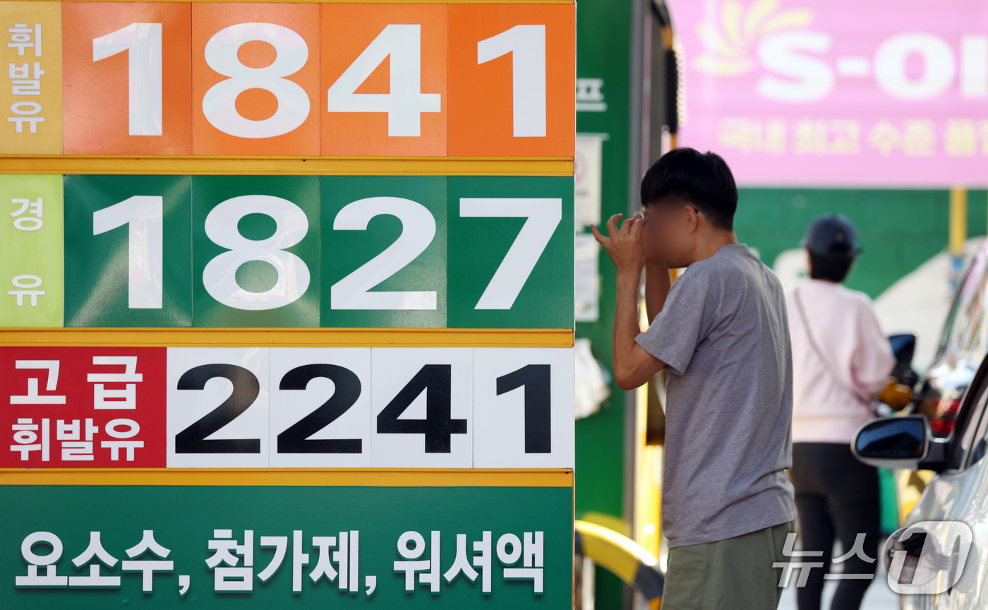 (서울=뉴스1) 김명섭 기자 = 전국 주유소 기름값이 지난주 대비 소폭 내리며 21주 연속 하락세를 이어갔다. 10일 한국석유공사 유가정보시스템 오피넷에 따르면 10월 첫째 주(1 …