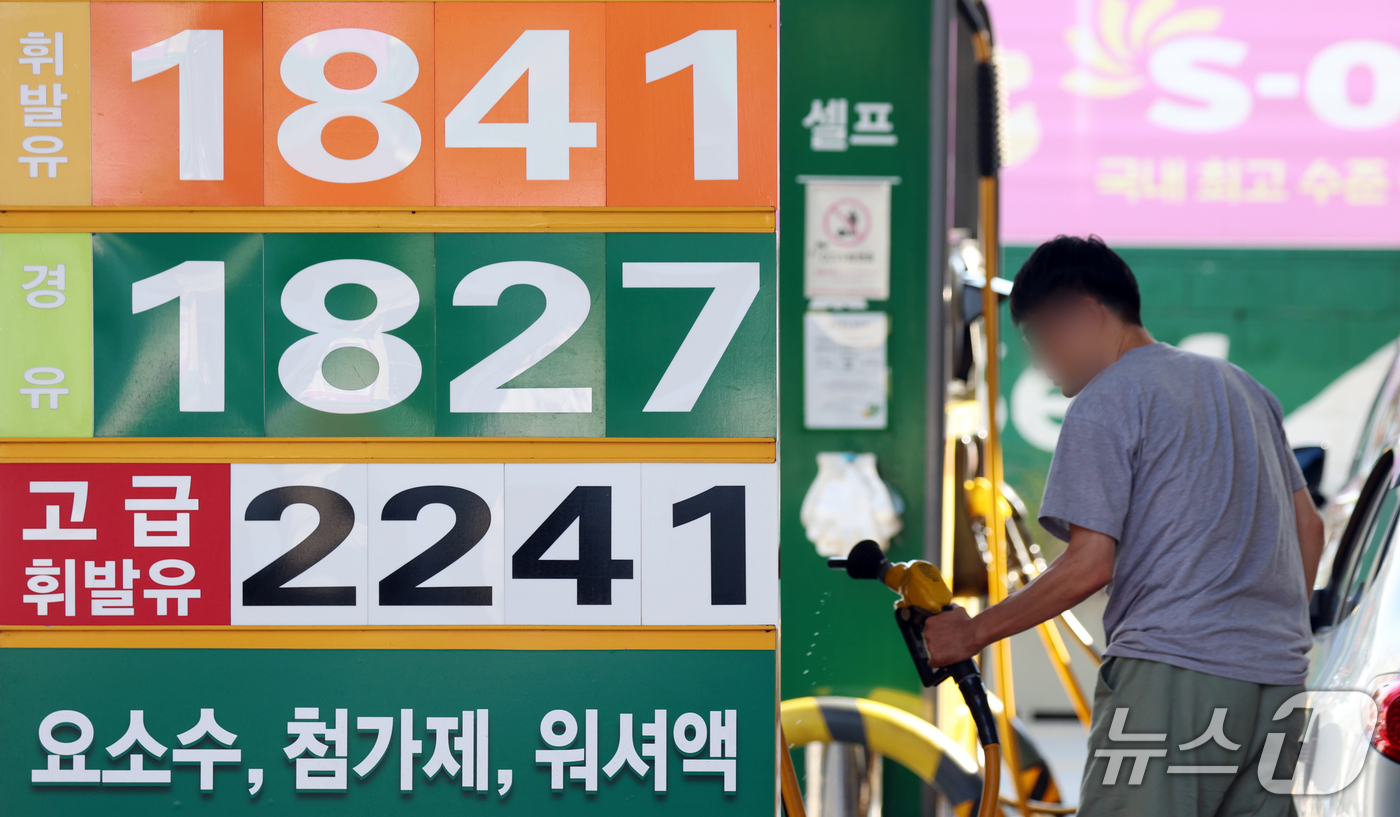 (서울=뉴스1) 김명섭 기자 = 전국 주유소 기름값이 지난주 대비 소폭 내리며 21주 연속 하락세를 이어갔다. 10일 한국석유공사 유가정보시스템 오피넷에 따르면 10월 첫째 주(1 …