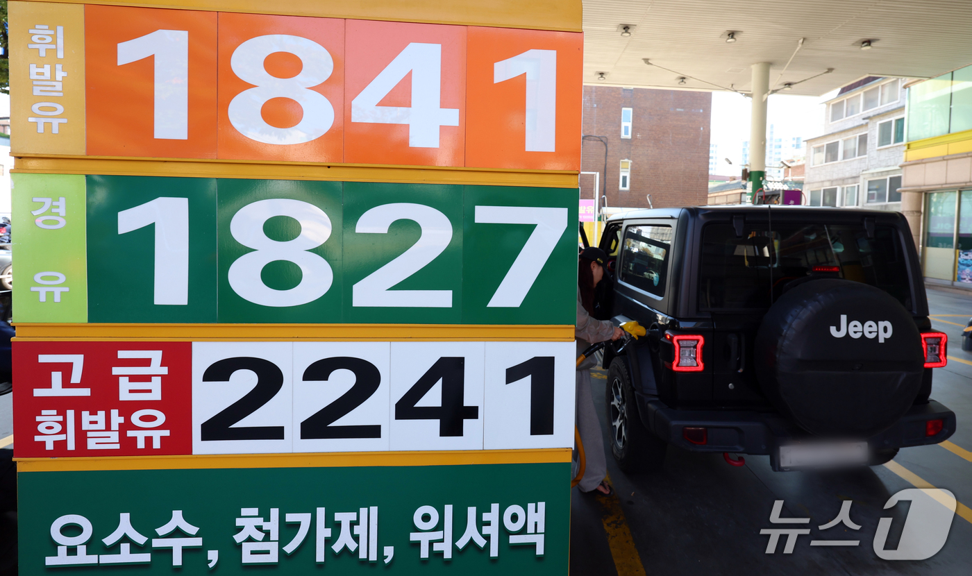 (서울=뉴스1) 김명섭 기자 = 전국 주유소 기름값이 지난주 대비 소폭 내리며 21주 연속 하락세를 이어갔다. 10일 한국석유공사 유가정보시스템 오피넷에 따르면 10월 첫째 주(1 …