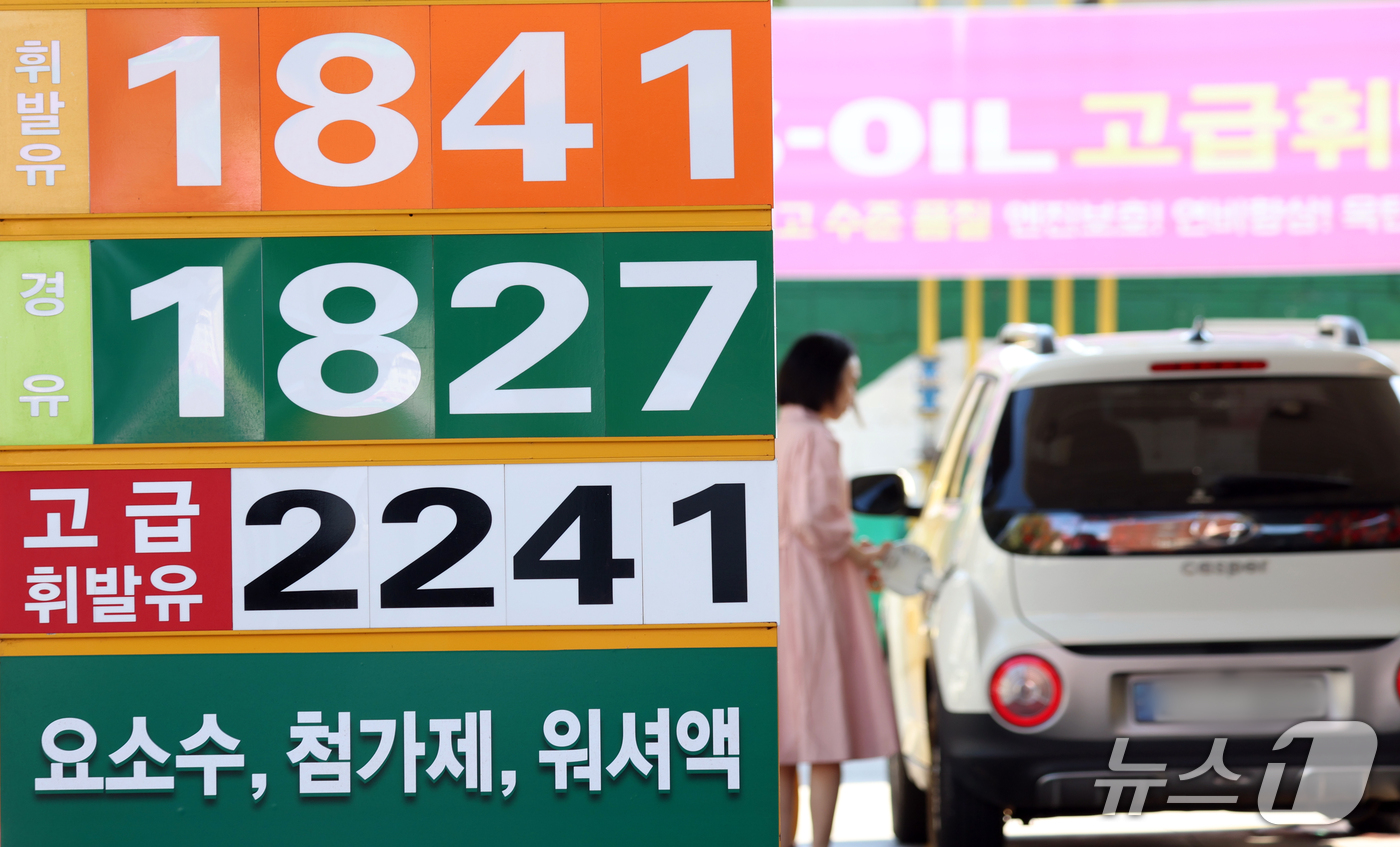 (서울=뉴스1) 김명섭 기자 = 전국 주유소 기름값이 지난주 대비 소폭 내리며 21주 연속 하락세를 이어갔다. 10일 한국석유공사 유가정보시스템 오피넷에 따르면 10월 첫째 주(1 …