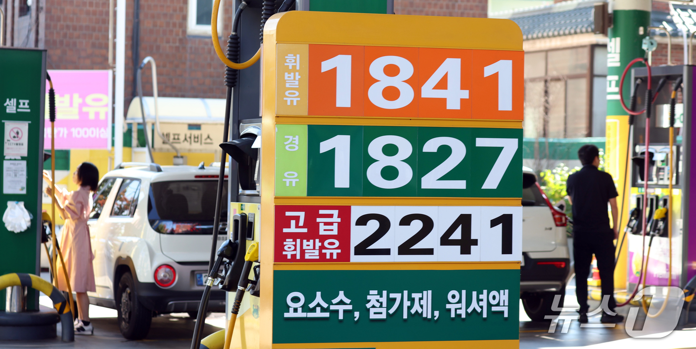 (서울=뉴스1) 김명섭 기자 = 전국 주유소 기름값이 지난주 대비 소폭 내리며 21주 연속 하락세를 이어갔다. 10일 한국석유공사 유가정보시스템 오피넷에 따르면 10월 첫째 주(1 …