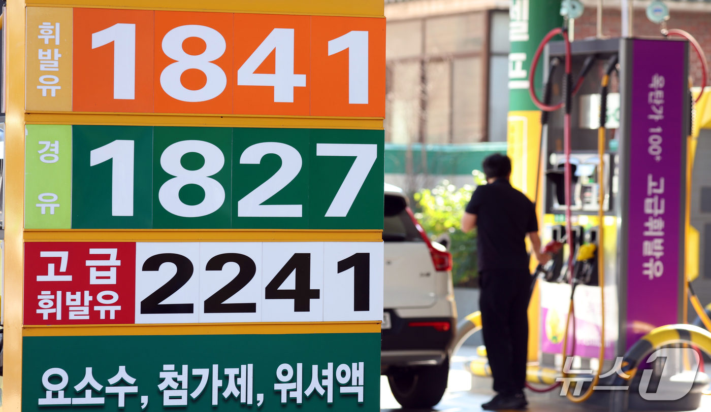 (서울=뉴스1) 김명섭 기자 = 전국 주유소 기름값이 지난주 대비 소폭 내리며 21주 연속 하락세를 이어갔다. 10일 한국석유공사 유가정보시스템 오피넷에 따르면 10월 첫째 주(1 …