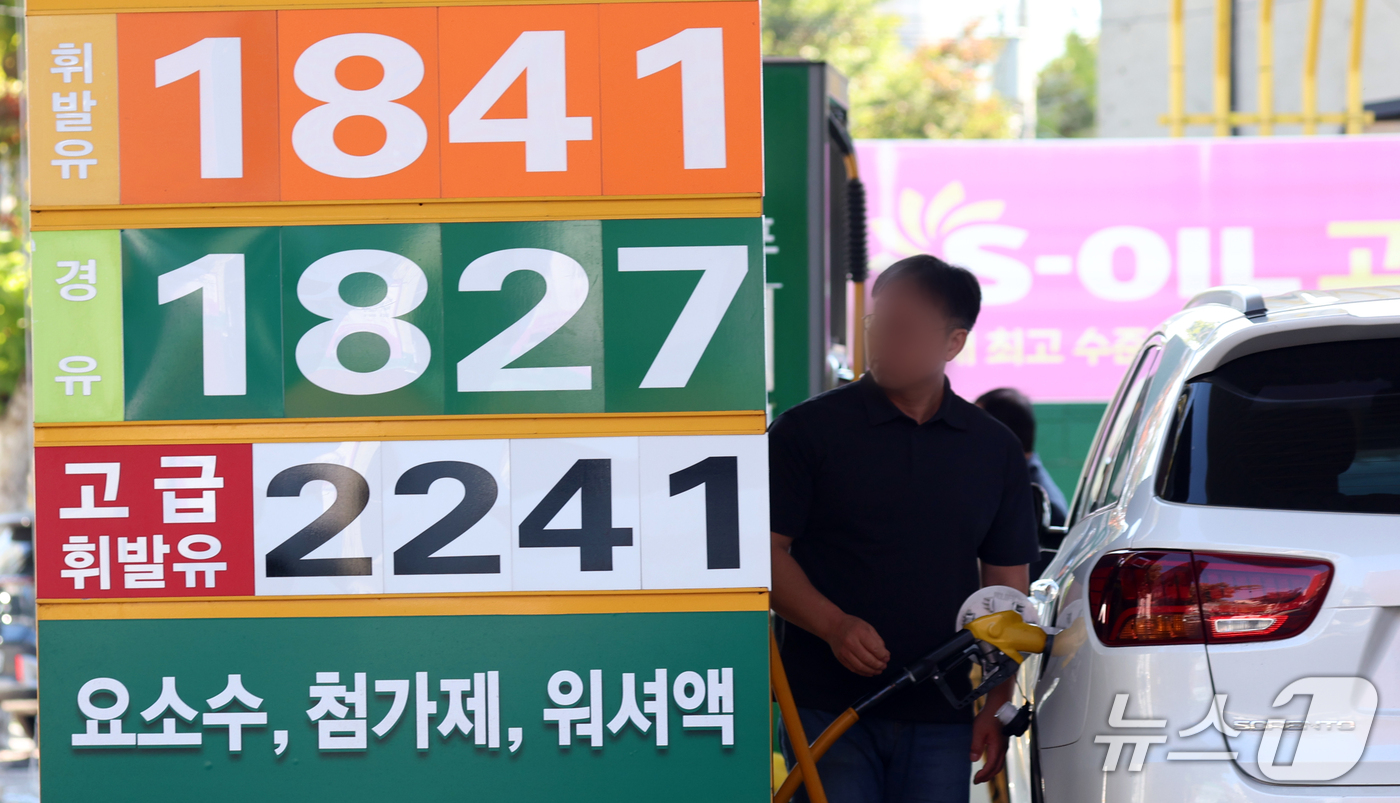 (서울=뉴스1) 김명섭 기자 = 전국 주유소 기름값이 지난주 대비 소폭 내리며 21주 연속 하락세를 이어갔다. 10일 한국석유공사 유가정보시스템 오피넷에 따르면 10월 첫째 주(1 …