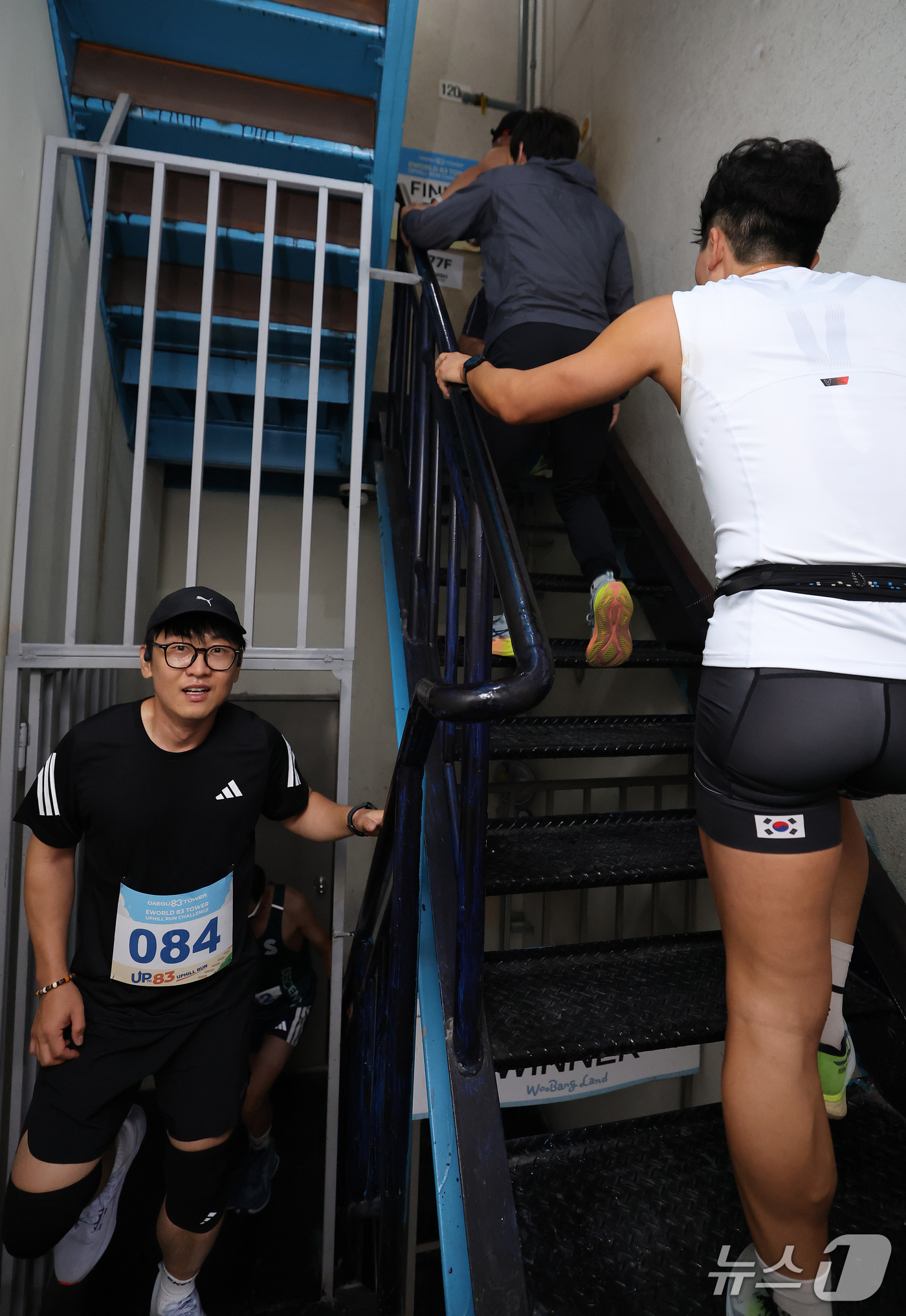 (대구=뉴스1) 공정식 기자 = 11일 오전 대구 달서구 테마파크 이월드에서 열린 '83타워 업힐 런 챌린지'에 도전한 참가자들이 약 2㎞의 오르막 구간을 달린 뒤 83타워 내부 …