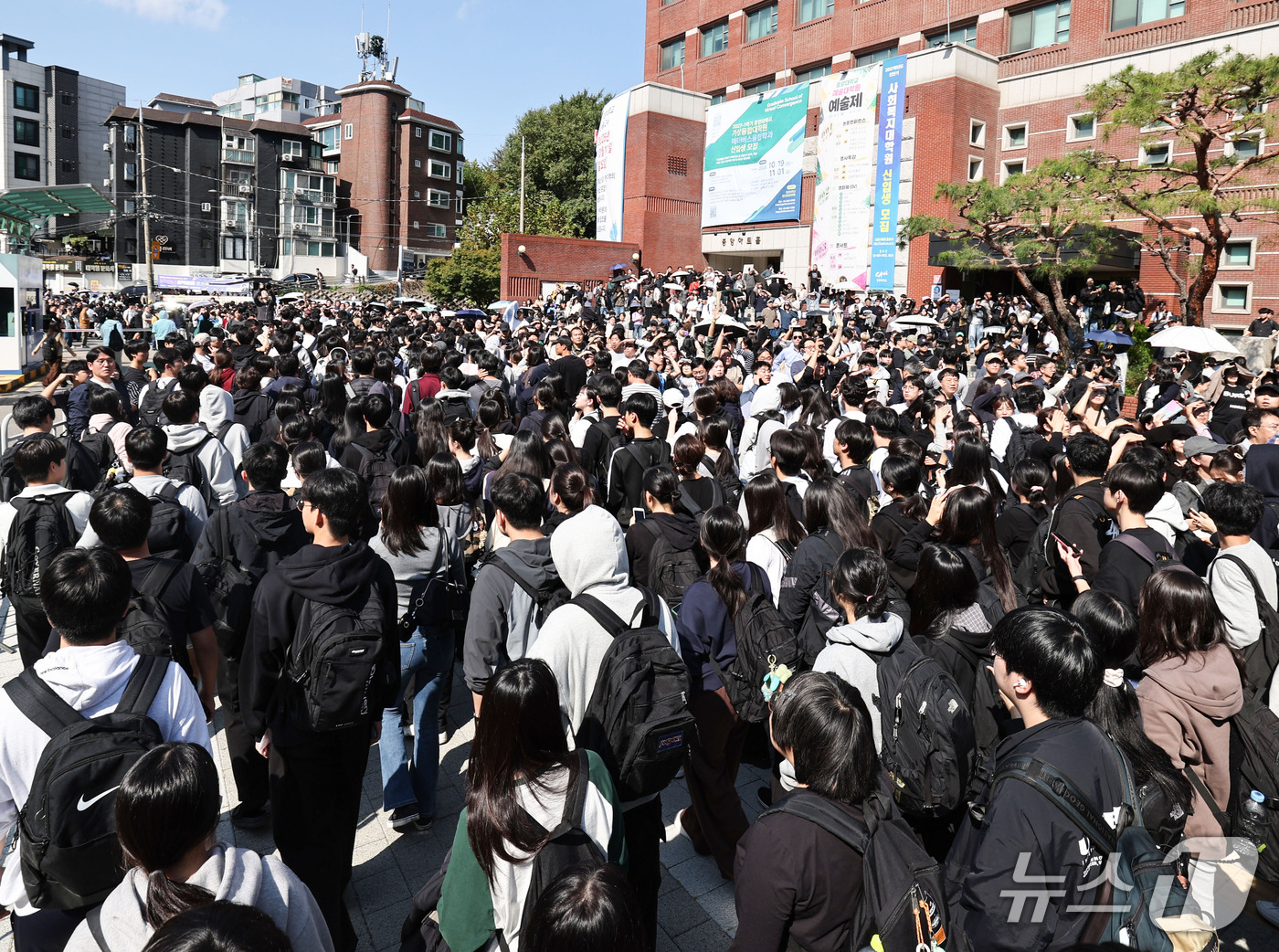 (서울=뉴스1) 이종수 기자 = 11일 서울 동작구 중앙대학교 서울캠퍼스에서 2027학년도 수시모집 논술고사를 마친 수험생들이 학교를 나서고 있다. 2026.10.11/뉴스1