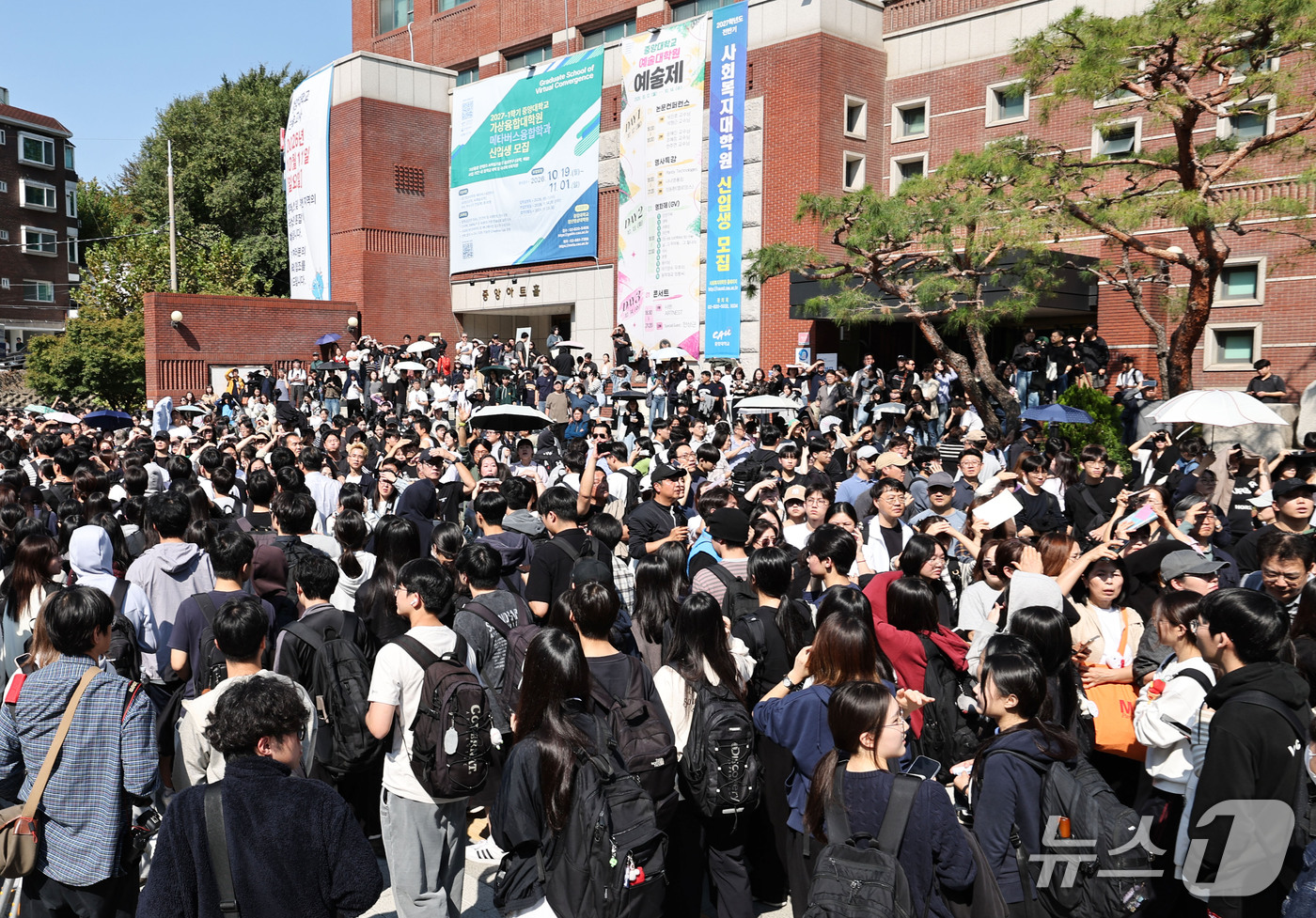 (서울=뉴스1) 이종수 기자 = 11일 서울 동작구 중앙대학교 서울캠퍼스에서 2027학년도 수시모집 논술고사를 마친 수험생들이 학교를 나서고 있다. 2026.10.11/뉴스1