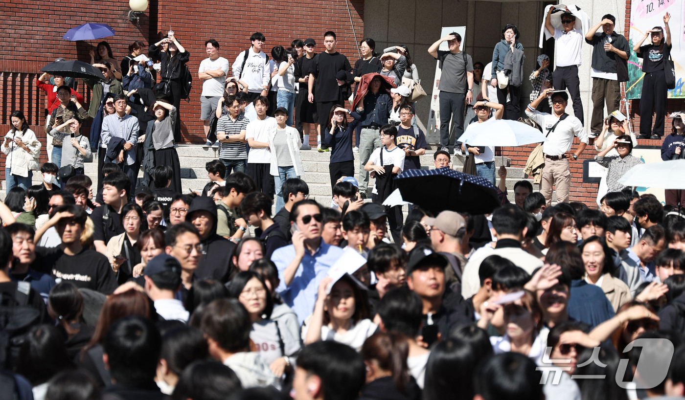 (서울=뉴스1) 이종수 기자 = 11일 서울 동작구 중앙대학교 서울캠퍼스에서 학부모들이 2027학년도 수시모집 논술고사를 마친 수험생들을 기다리고 있다. 2026.10.11/뉴스1 …