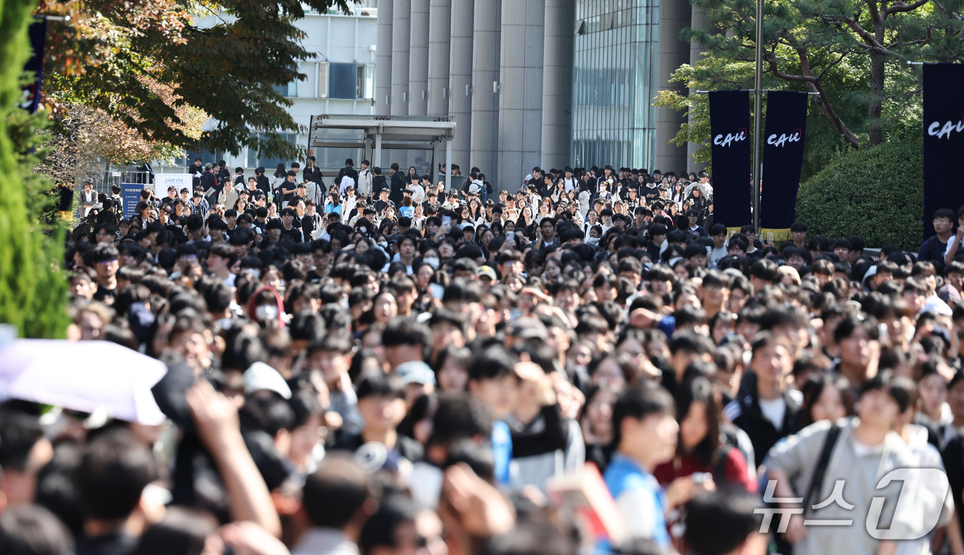 (서울=뉴스1) 이종수 기자 = 11일 서울 동작구 중앙대학교 서울캠퍼스에서 2027학년도 수시모집 논술고사를 마친 수험생들이 학교를 나서고 있다. 2026.10.11/뉴스1