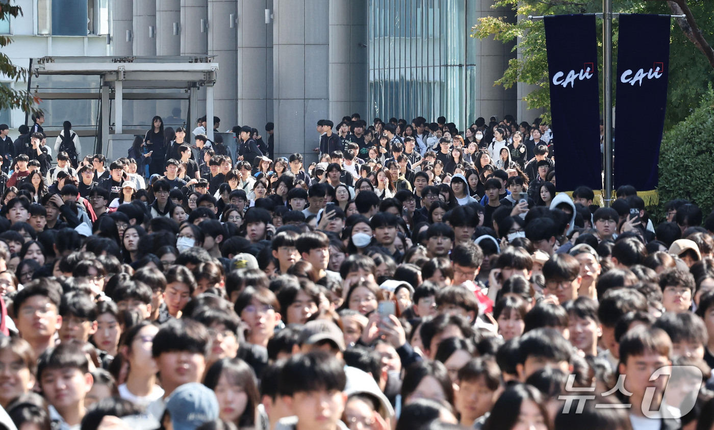 (서울=뉴스1) 이종수 기자 = 11일 서울 동작구 중앙대학교 서울캠퍼스에서 2027학년도 수시모집 논술고사를 마친 수험생들이 학교를 나서고 있다. 2026.10.11/뉴스1