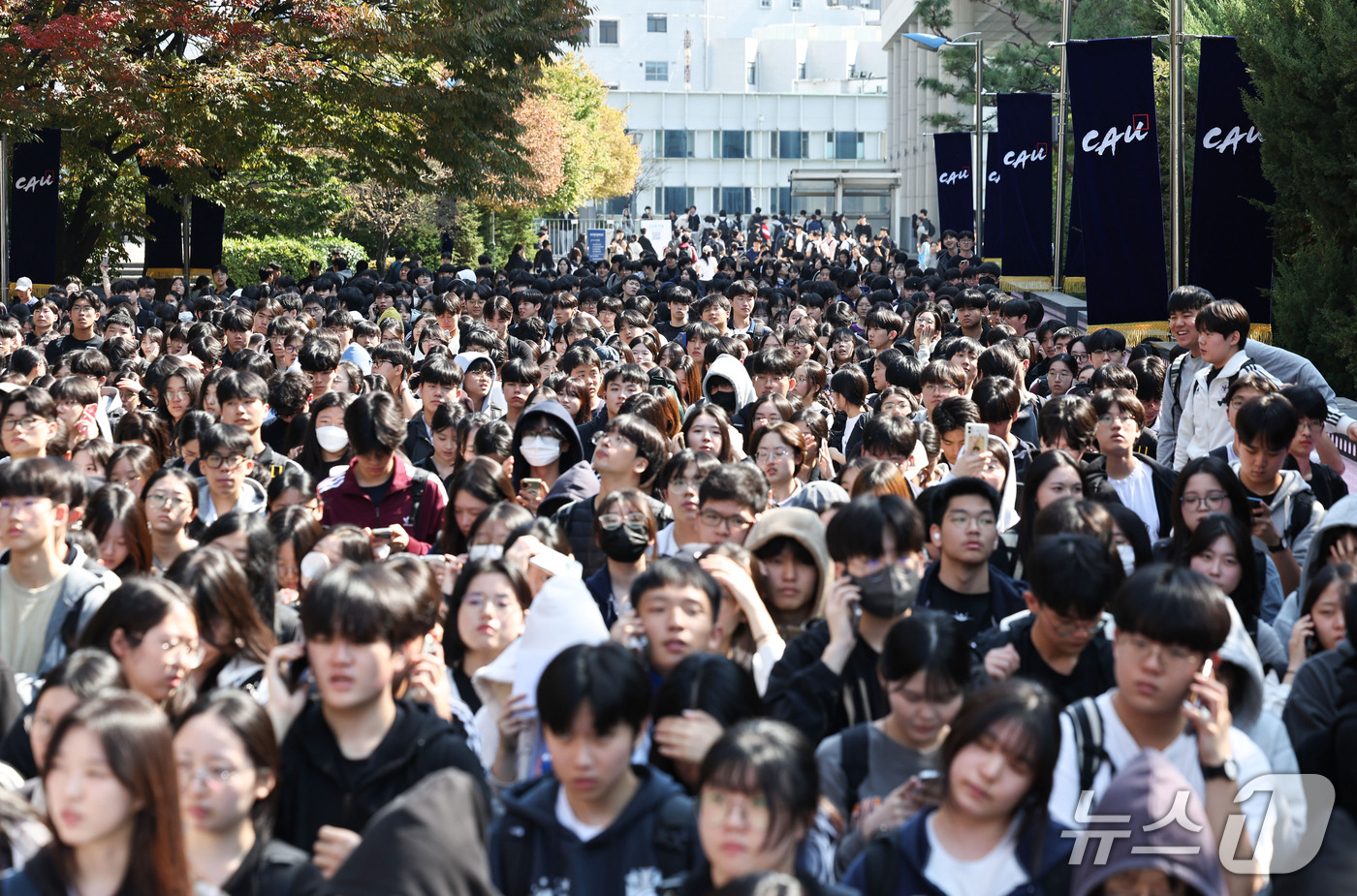 (서울=뉴스1) 이종수 기자 = 11일 서울 동작구 중앙대학교 서울캠퍼스에서 2027학년도 수시모집 논술고사를 마친 수험생들이 학교를 나서고 있다. 2026.10.11/뉴스1