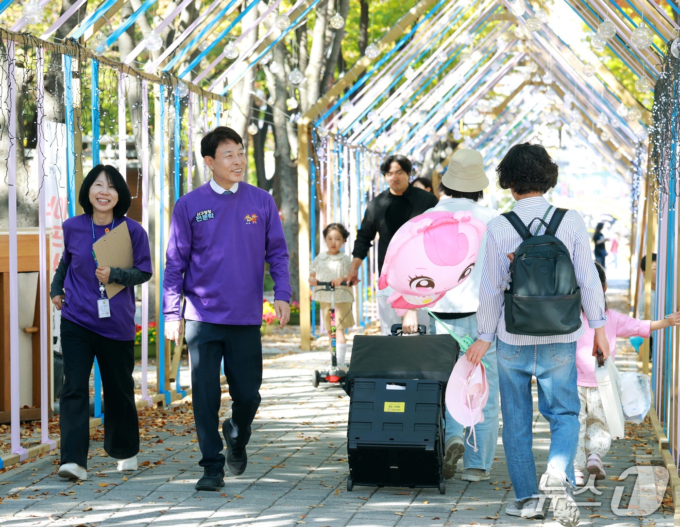 (대전=뉴스1) 김기태 기자 = 전문학 대전 서구청장이 지난 9일 보라매공원 일원에서 열린 서구 아트페스티벌에서 시설물을 검토하고 있다. (서구 제공. 재판매 및 DB 금지)202 …