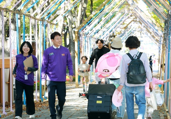 시설물 점검하는 전문학 서구청장