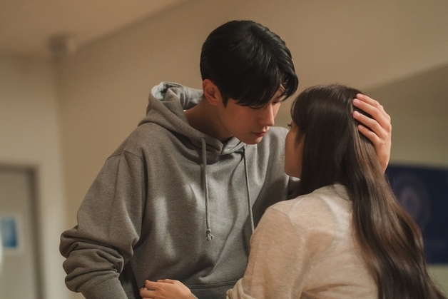 '너에게 다이브' 김지연, 박서함 연기 특훈 중 밀착 스킨십…설렘 UP [N컷]