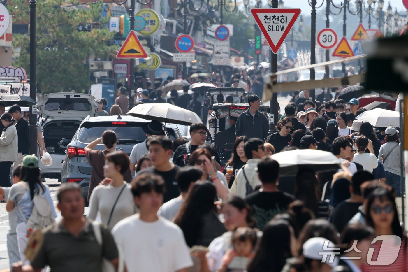 본문 이미지 - 한글날 연휴인 11일 경북 경주시 황리단길 곳곳이 내외국인 관광객들로 북적이고 있다. 2026.10.11 ⓒ 뉴스1 최창호 기자