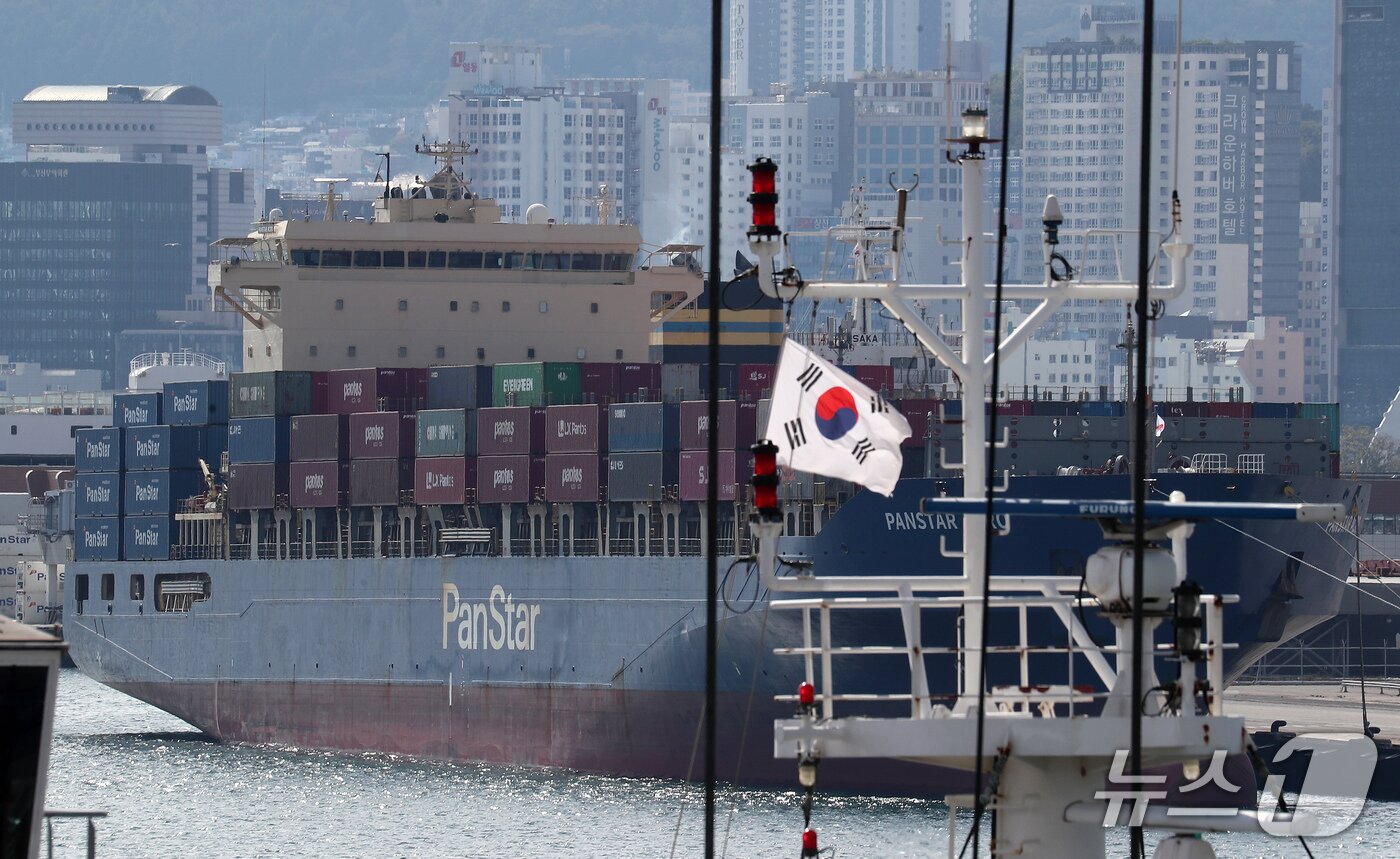 본문 이미지 - 국내 컨테이너선 최초로 북극항로 시범운항에 나섰던 '팬스타 아크로(PANSTAR ACRP)호'가 11일 부산항 자성대부두에 입항해 있다. 지난 8월 22일 부산항 신항을 출항한 팬스타 아크로호는 북극항로를 거쳐 영국 펠릭스토우, 네덜란드 로테르담, 폴란드 그단스크에 차례로 기항한 뒤 다시 북극항로를 통과해 50일 만에 부산으로 귀항했다. 2026.10.11 ⓒ 뉴스1 윤일지 기자