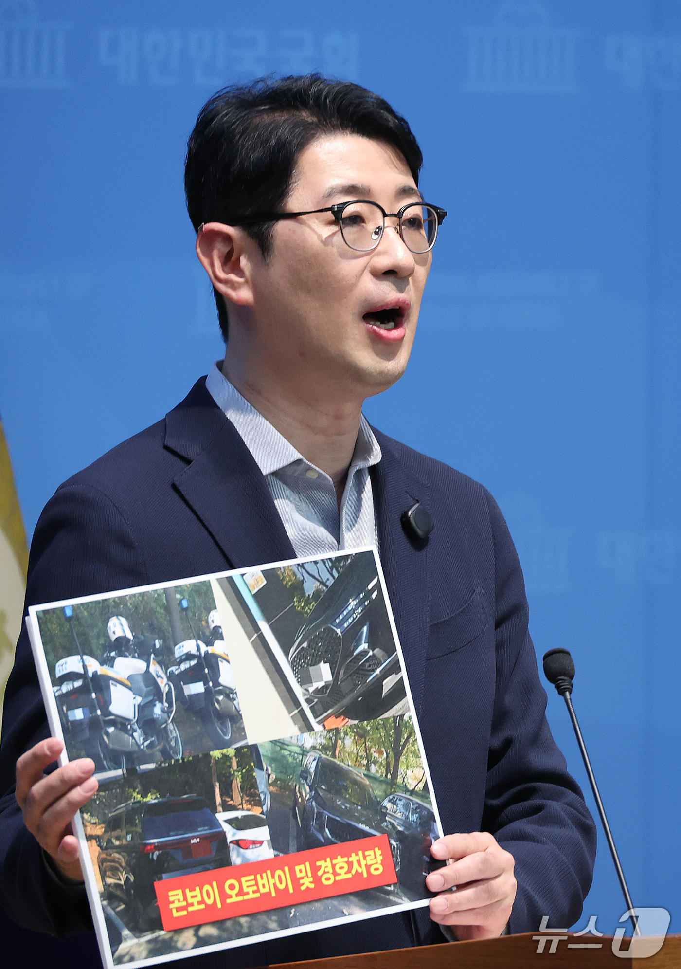 (서울=뉴스1) 신웅수 기자 = 주진우 국민의힘 의원이 11일 서울 여의도 국회 소통관에서 대구 상가 천장 붕괴 사고 당시 이재명 대통령의 태릉 골프장 방문 의혹에 대한 기자회견을 …