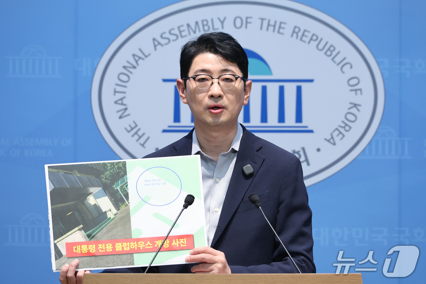 (서울=뉴스1) 신웅수 기자 = 주진우 국민의힘 의원이 11일 서울 여의도 국회 소통관에서 대구 상가 천장 붕괴 사고 당시 이재명 대통령의 태릉 골프장 방문 의혹에 대한 기자회견을 …