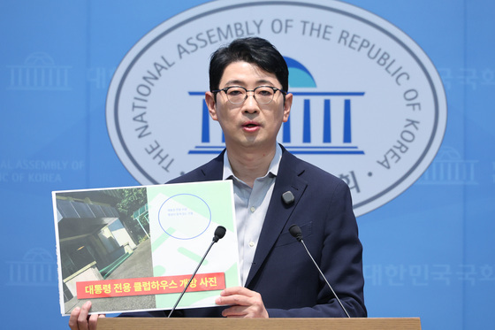 대통령 골프장 방문 의혹 제기하는 주진우