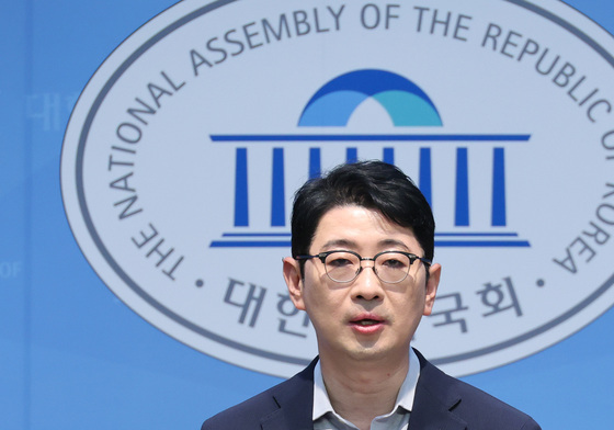 대통령 골프장 방문 의혹 제기하는 주진우