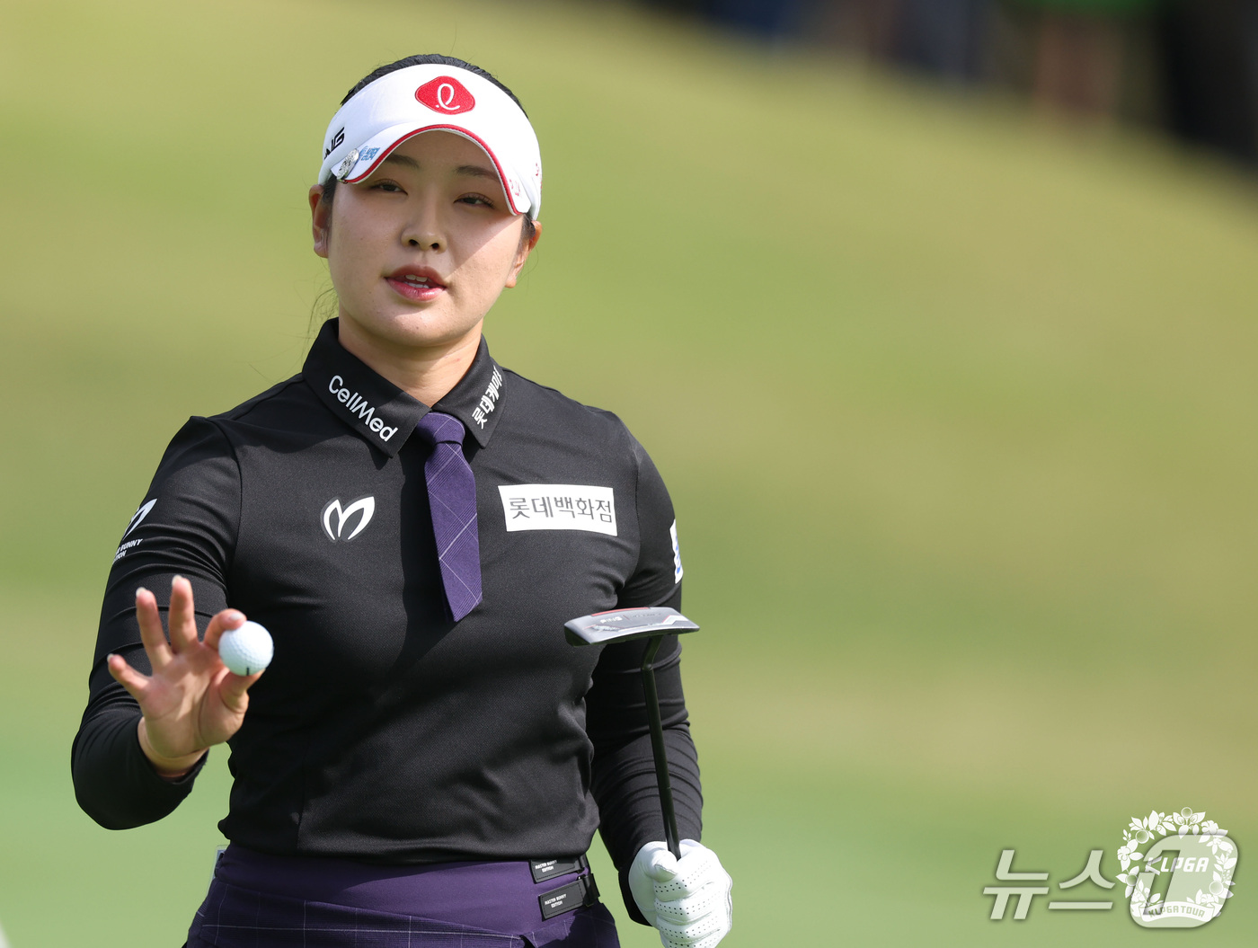(서울=뉴스1) = 11일 경남 양산시 에이원CC에서 열린 '2026 HJ중공업 동부건설 CHAMPIONSHIP' 파이널 라운드에서 유현조가 1번홀 버디 홀아웃을 하고 있다. (K …