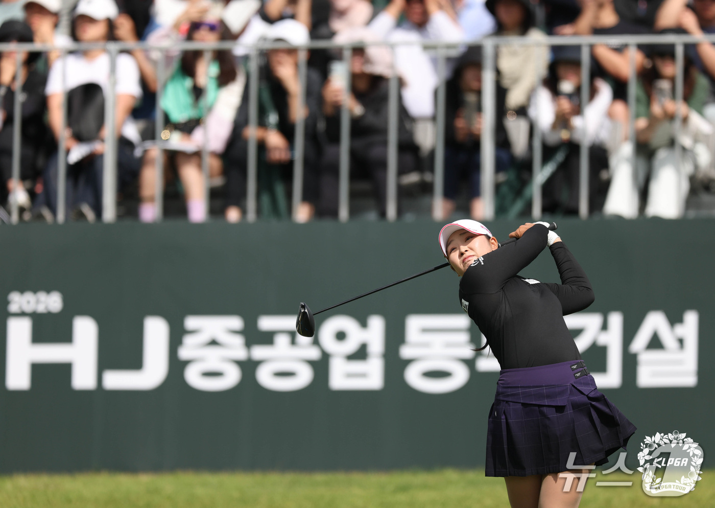 (서울=뉴스1) = 11일 경남 양산시 에이원CC에서 열린 '2026 HJ중공업 동부건설 CHAMPIONSHIP' 파이널 라운드에서 유현조가 1번홀 티샷을 하고 있다. (KLPGA …