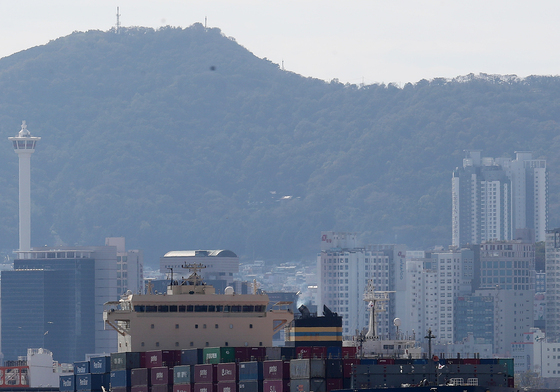 북극항로 50일 여정 마치고 부산항으로