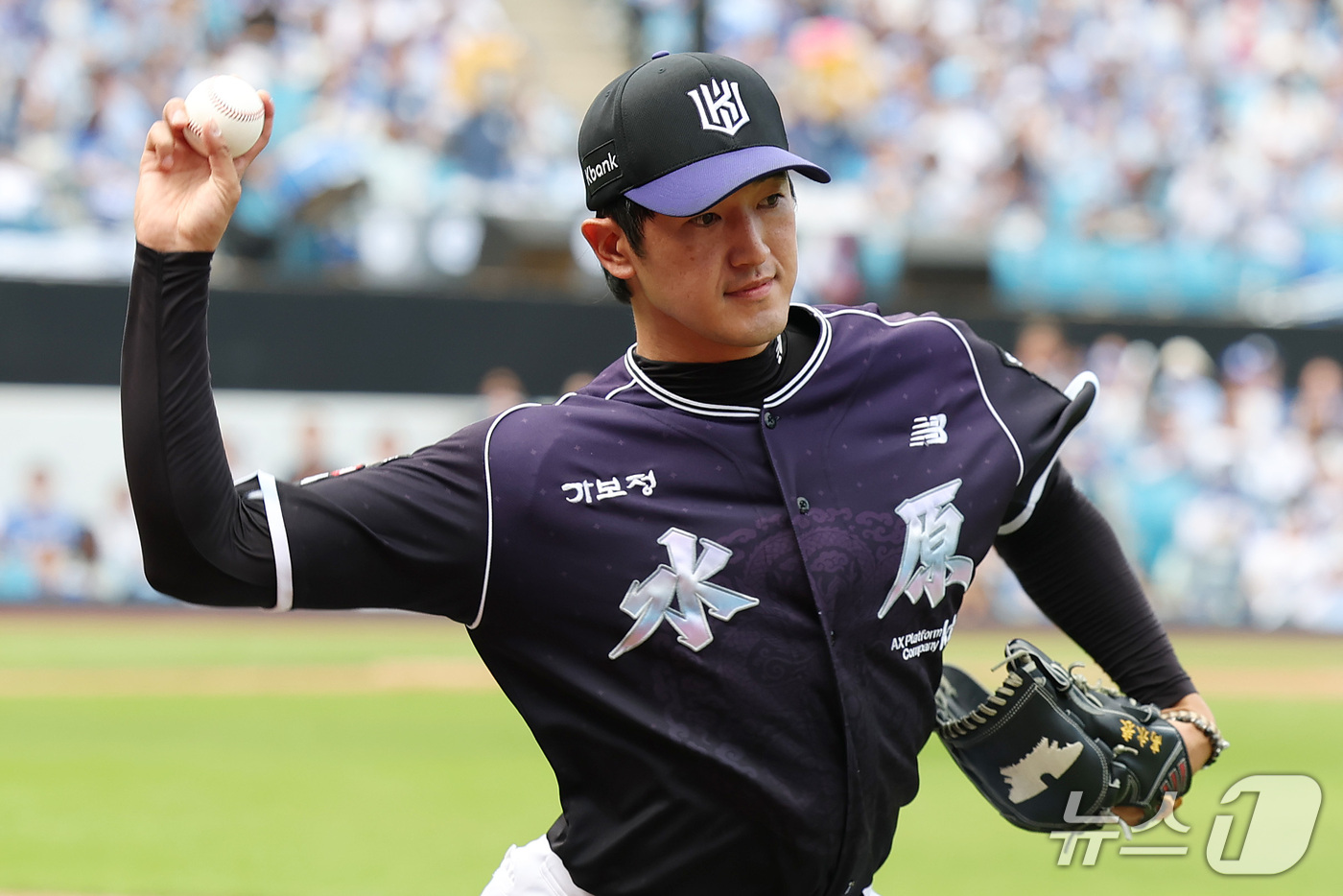 (대구=뉴스1) 공정식 기자 = 11일 오후 대구 삼성 라이온즈파크에서 열린 프로야구 '2026 신한SOL KBO리그' KT 위즈와 삼성 라이온즈의 경기, KT 선발 고영표가 공수 …