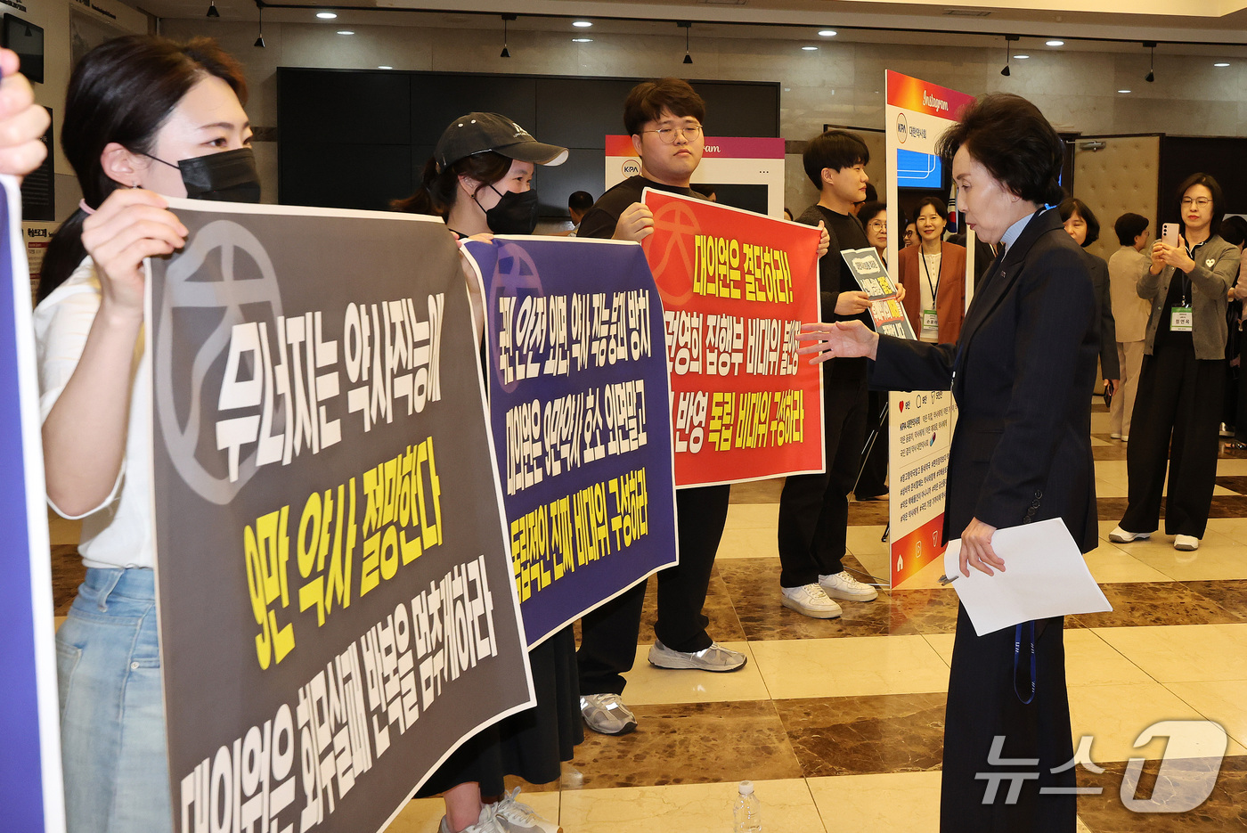 (서울=뉴스1) 박지혜 기자 = 권영희 대한약사회장이 11일 서울 서초구 대한건축사협회 컨벤션홀에서 열린 대한약사회 임시대의원총회에 앞서 독립적인 비상대책위원회 구성을 촉구하는 후 …