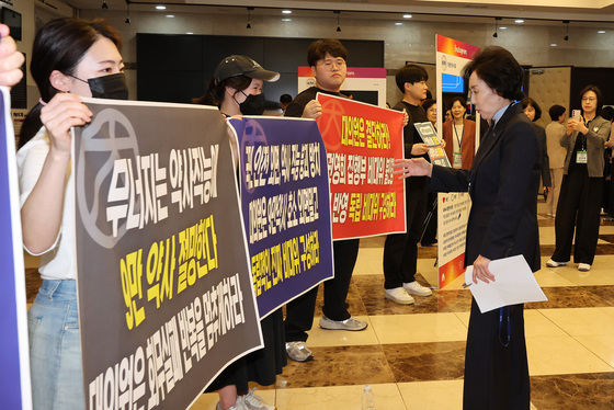 독립 비대위 구성 촉구하는 후배 약사들과 대화하는 권영희 회장