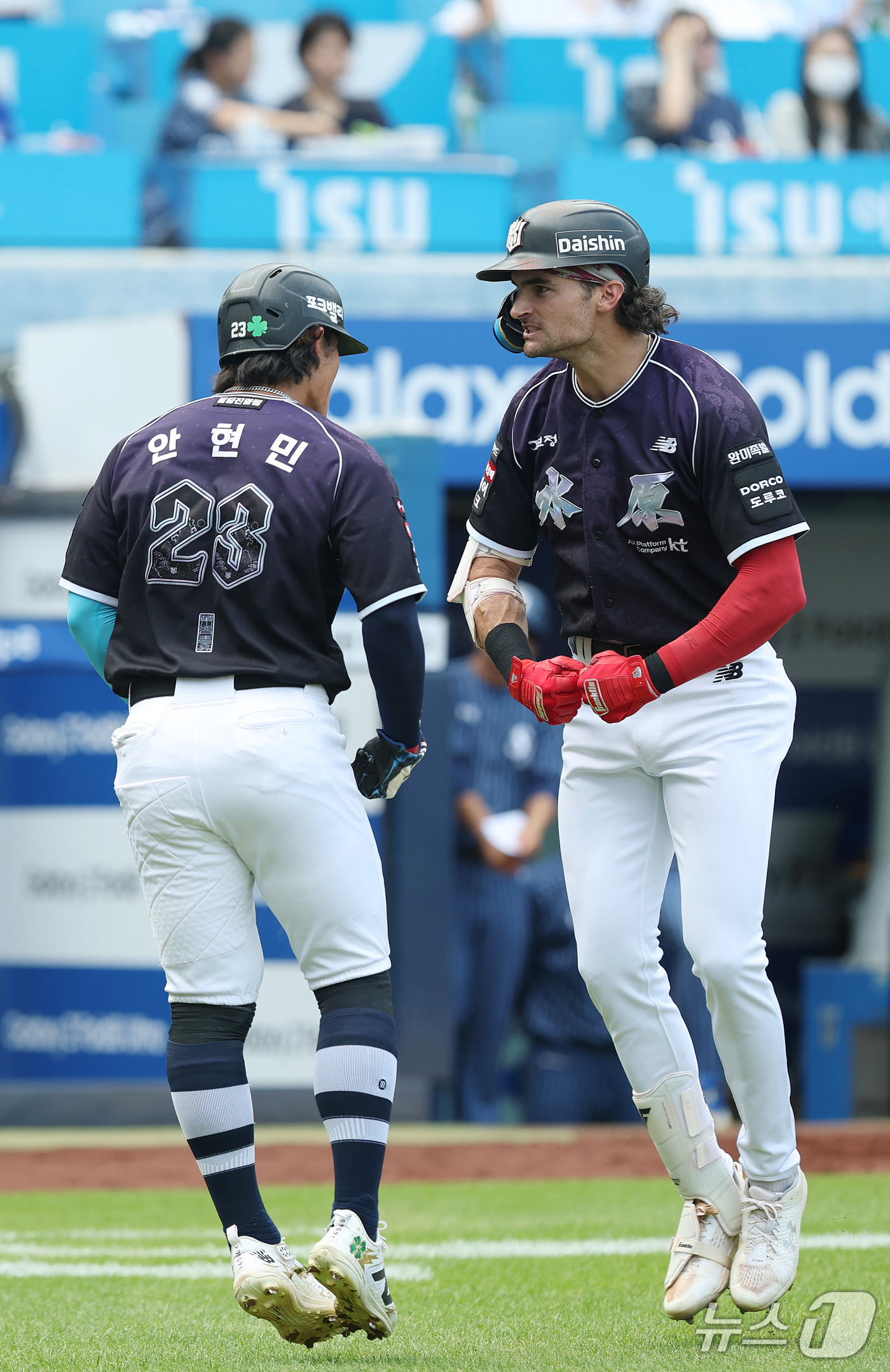 (대구=뉴스1) 공정식 기자 = 11일 오후 대구 삼성 라이온즈파크에서 열린 프로야구 '2026 신한SOL KBO리그' KT 위즈와 삼성 라이온즈의 경기, 3회초 1사 1,2루 상 …