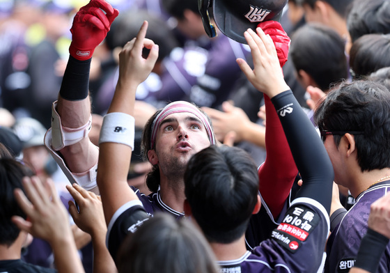'3점 홈런' 힐리어드, 뜨거운 축하