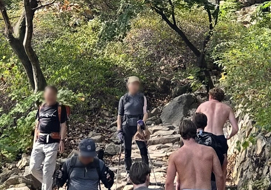 공공장소 상의 탈의 논란…북한산에서도 포착