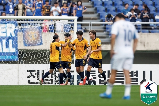 '바루아 2골 2도움' 꼴찌 광주, 울산 4-3 제압…29경기 만에 승리