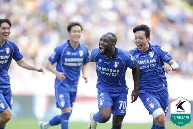 '루이스 해트트릭' K리그2 수원, 안산 4-1 완파…5연승 질주