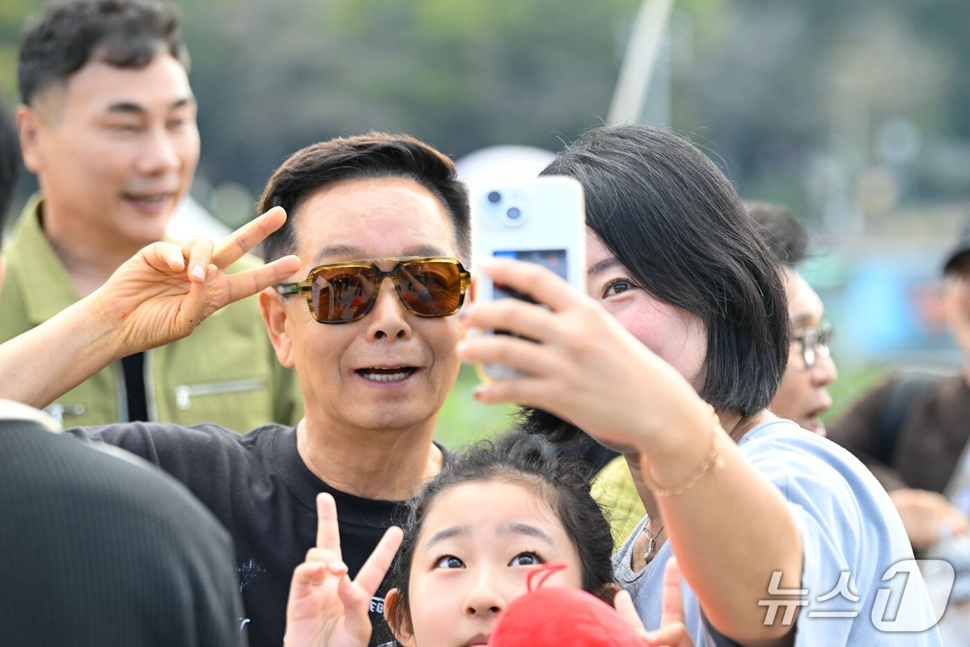 본문 이미지 - 한 방문객이 '웃는날 좋은날 코미디쇼' 출연자 개그맨 김학래씨와 기념 촬영을 하고 있다.(남원시 제공. 재판매 및 DB 금지)/뉴스1