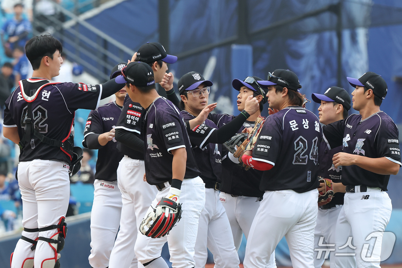 (대구=뉴스1) 공정식 기자 = 11일 오후 대구 삼성 라이온즈파크에서 열린 프로야구 '2026 신한SOL KBO리그' KT 위즈와 삼성 라이온즈의 경기, 12대 3 승리를 거둔 …