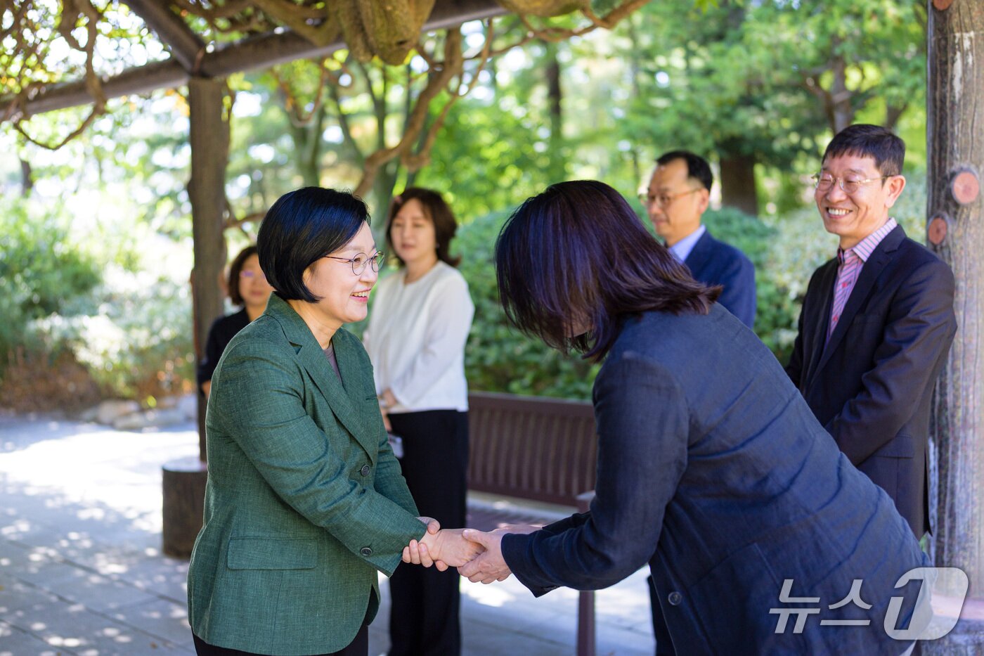 본문 이미지 - 한성숙 국무총리가 11일 서울 종로구 국무총리공관에서 열린 공공임대주택과 사회주택분야 전문가들과의 열린브런치에서 참석자들과 인사하고 있다. (총리실 제공. 재판매 및 DB 금지) 2026.10.11 ⓒ 뉴스1