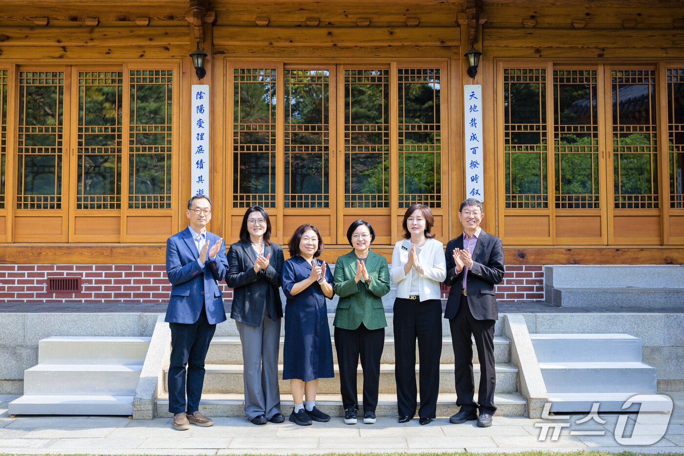 본문 이미지 - 한성숙 국무총리가 11일 서울 종로구 국무총리공관에서 열린 공공임대주택과 사회주택분야 전문가들과의 열린브런치에서 기념촬영을 하고 있다. (총리실 제공. 재판매 및 DB 금지) 2026.10.11 ⓒ 뉴스1