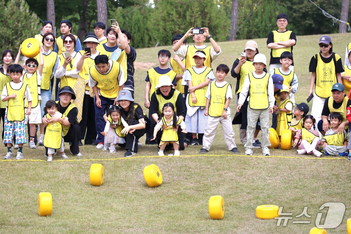 (임실=뉴스1) = 11일 전북 임실군 임실치즈테마파크에서 열린 '2026 임실N치즈축제'에서 한득수 군수와 정일윤 군의장이 관광객들과 함께 축제를 즐기고 있다. (임실군 제공. …