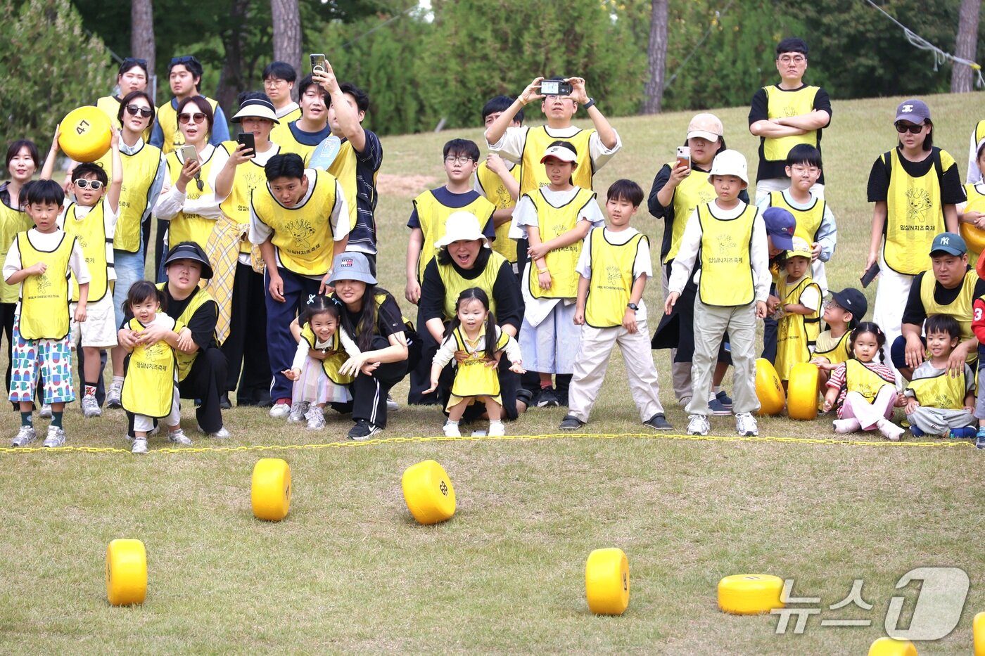 본문 이미지 - 11일 전북 임실군 임실치즈테마파크에서 열린 '2026 임실N치즈축제'에서 한득수 군수와 정일윤 군의장이 관광객들과 함께 축제를 즐기고 있다. (임실군 제공. 재판매 및 DB 금지) 2026.10.11 ⓒ 뉴스1