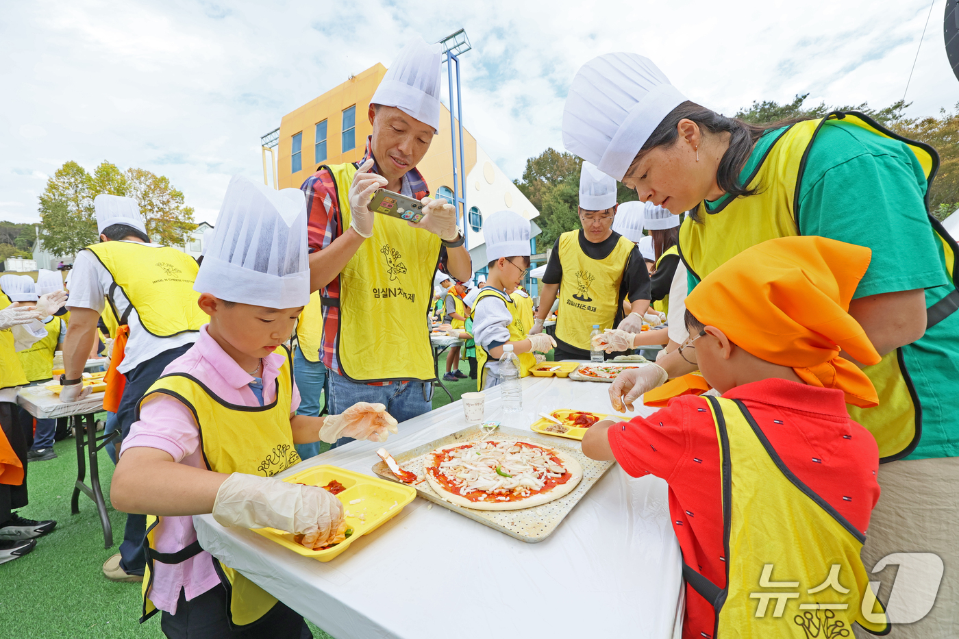 (임실=뉴스1) = 11일 전북 임실군 임실치즈테마파크에서 열린 2026 임실N치즈축제에서 관광객들이 피자를 만들고 있다. (임실군 제공. 재판매 및 DB 금지) 2026.10.1 …