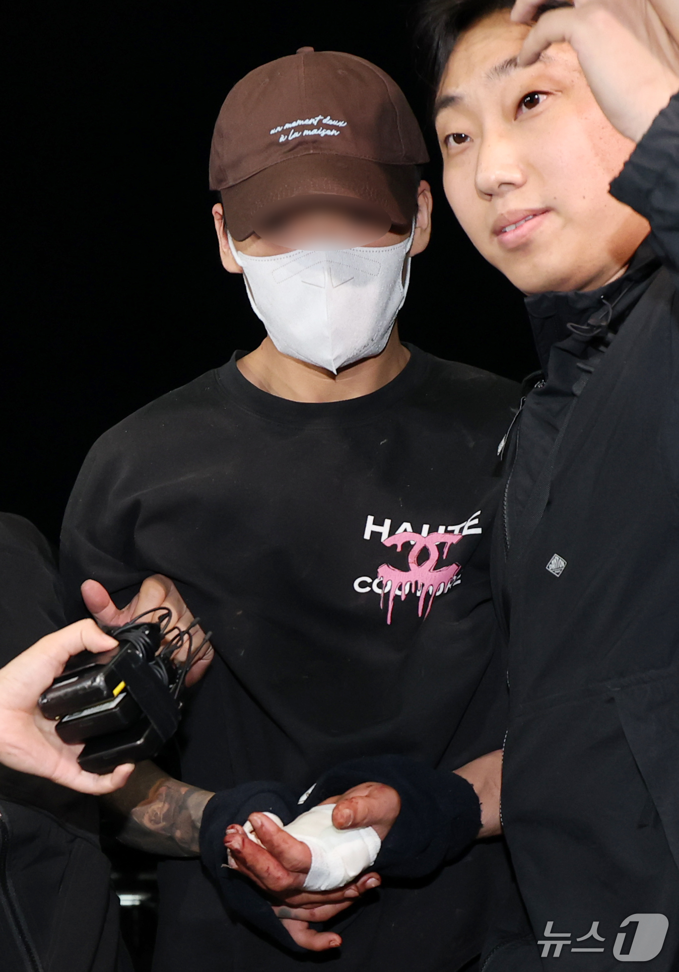 (서울=뉴스1) 안은나 기자 = 서울 송파구 문정동에서 장모를 살해하고 이혼 소송 중인 아내를 납치해 도주하다 강원 양양군에서 붙잡힌 20대 남성 A씨가 11일 서울 송파경찰서로 …