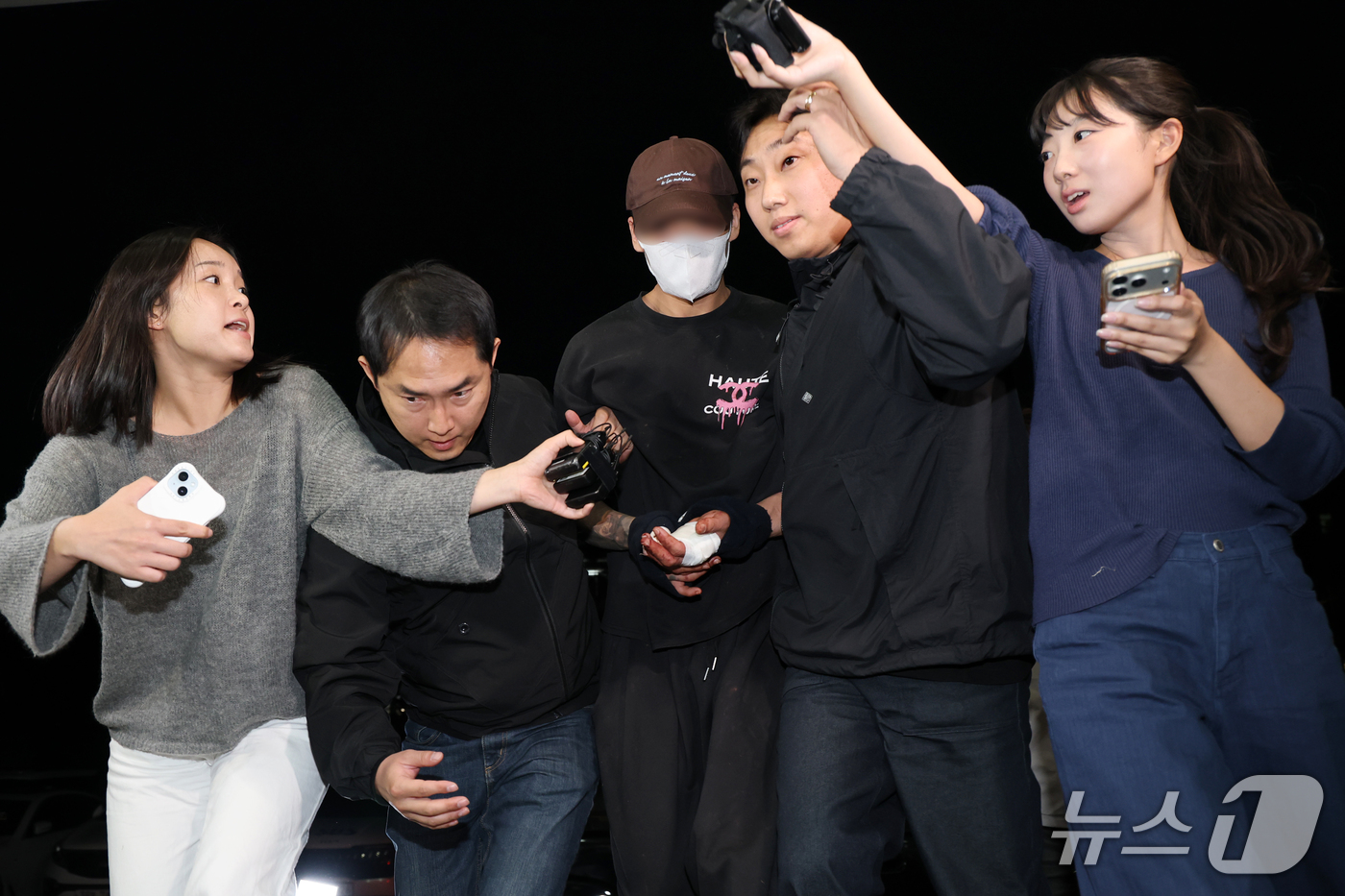 (서울=뉴스1) 안은나 기자 = 서울 송파구 문정동에서 장모를 살해하고 이혼 소송 중인 아내를 납치해 도주하다 강원 양양군에서 붙잡힌 20대 남성 A씨가 11일 서울 송파경찰서로 …